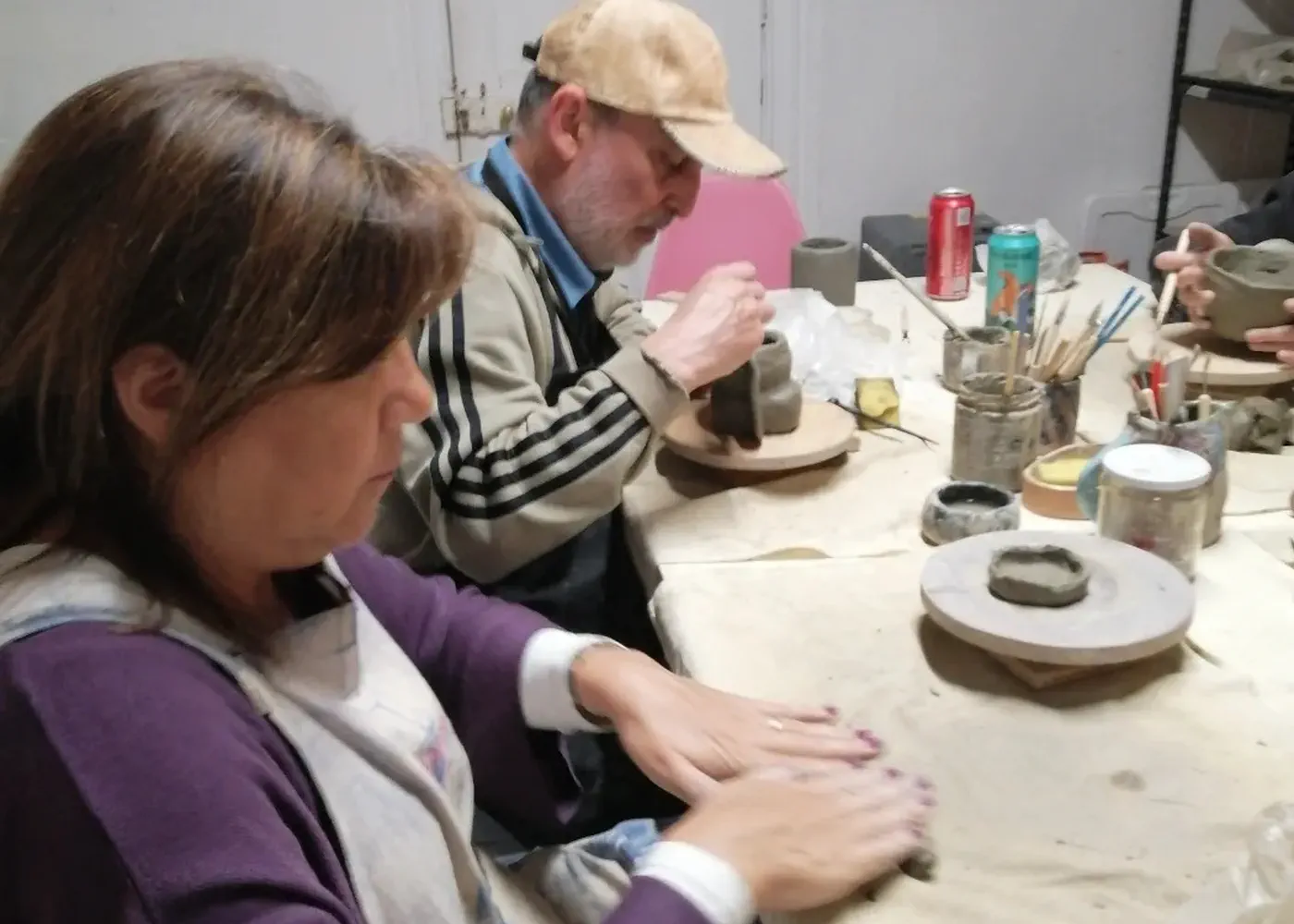 Participantes modelando arcilla durante una clase de Conocerámica