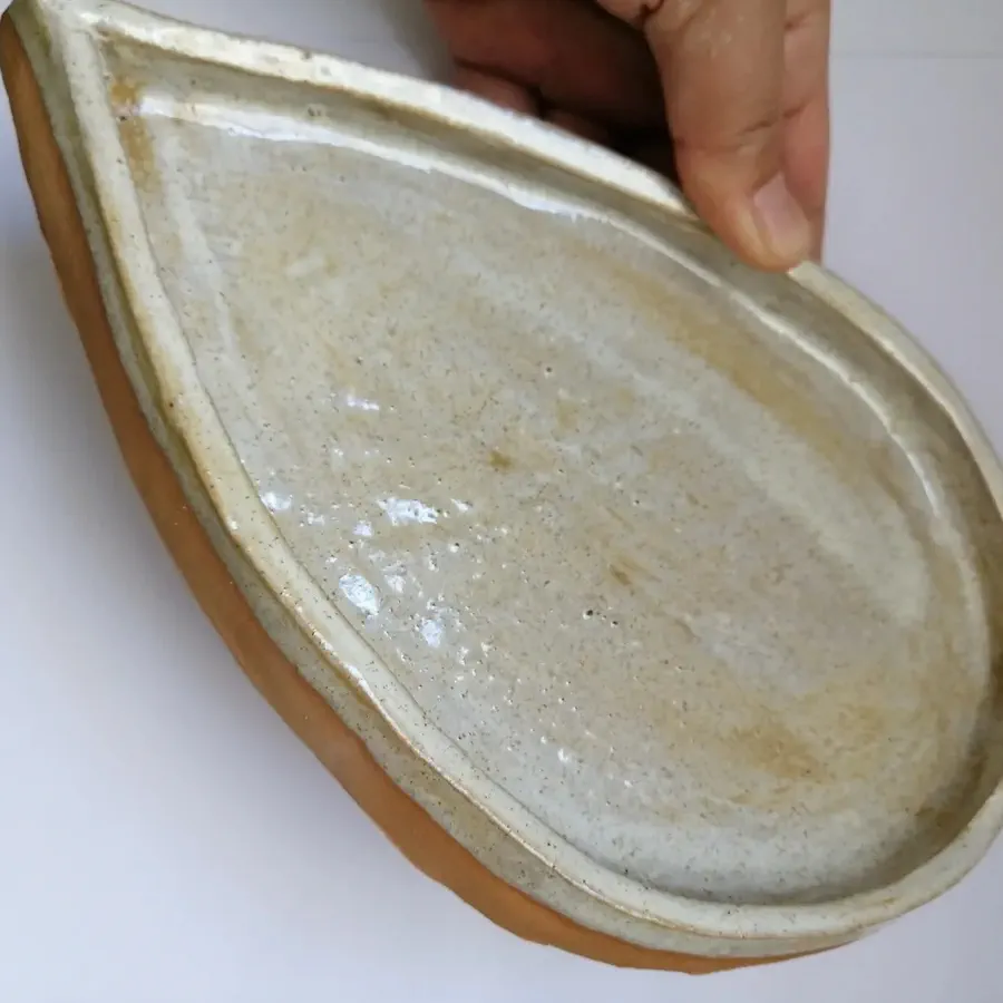 Bandeja alargada de gres con esmalte crema moteado