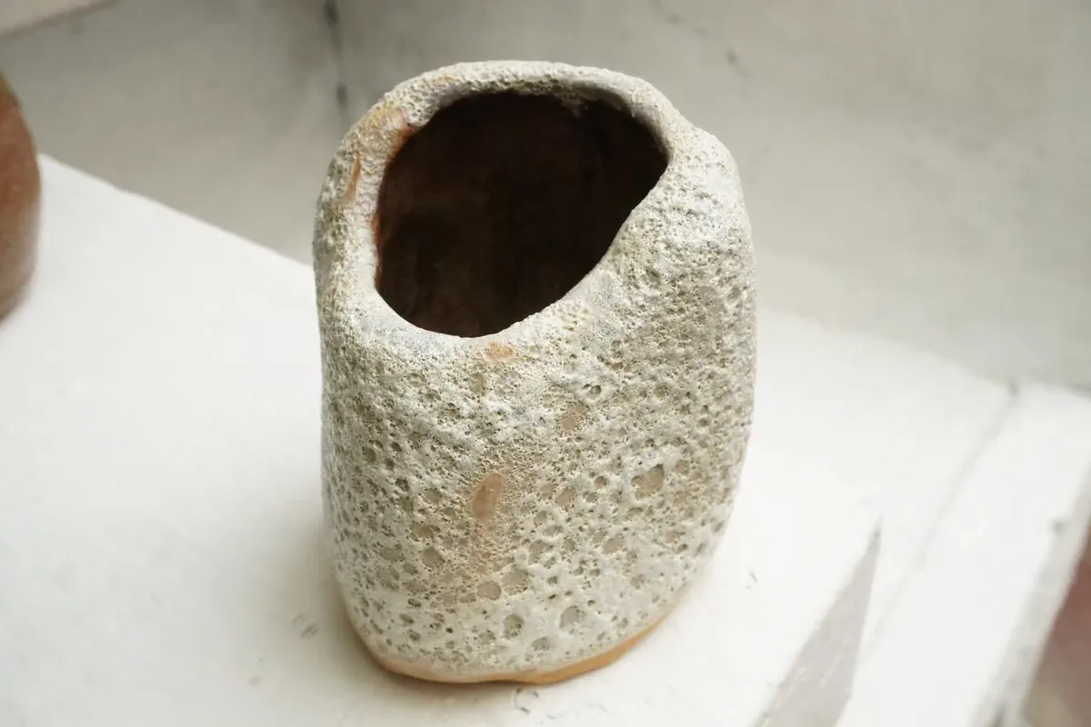 Vaso de gres claro con base de arcilla natural